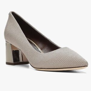Women's Donald Pliner Suzette Pump In Light Taupe. Never Worn. Size 9.5